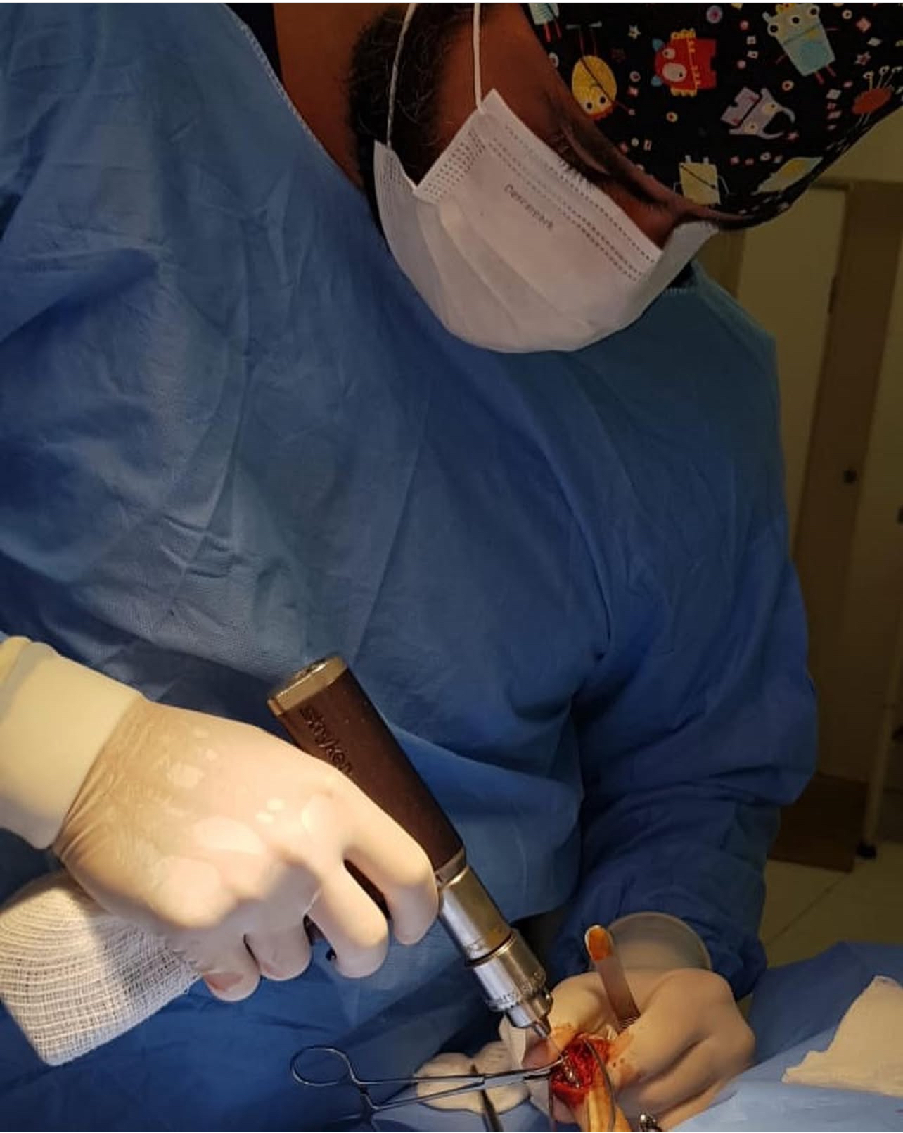 Dr. Gillian realizando procedimento cirúrgico