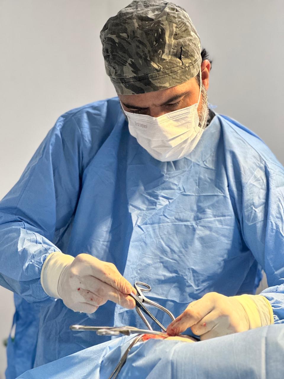 Dr. Gillian em cirurgia ortopédica